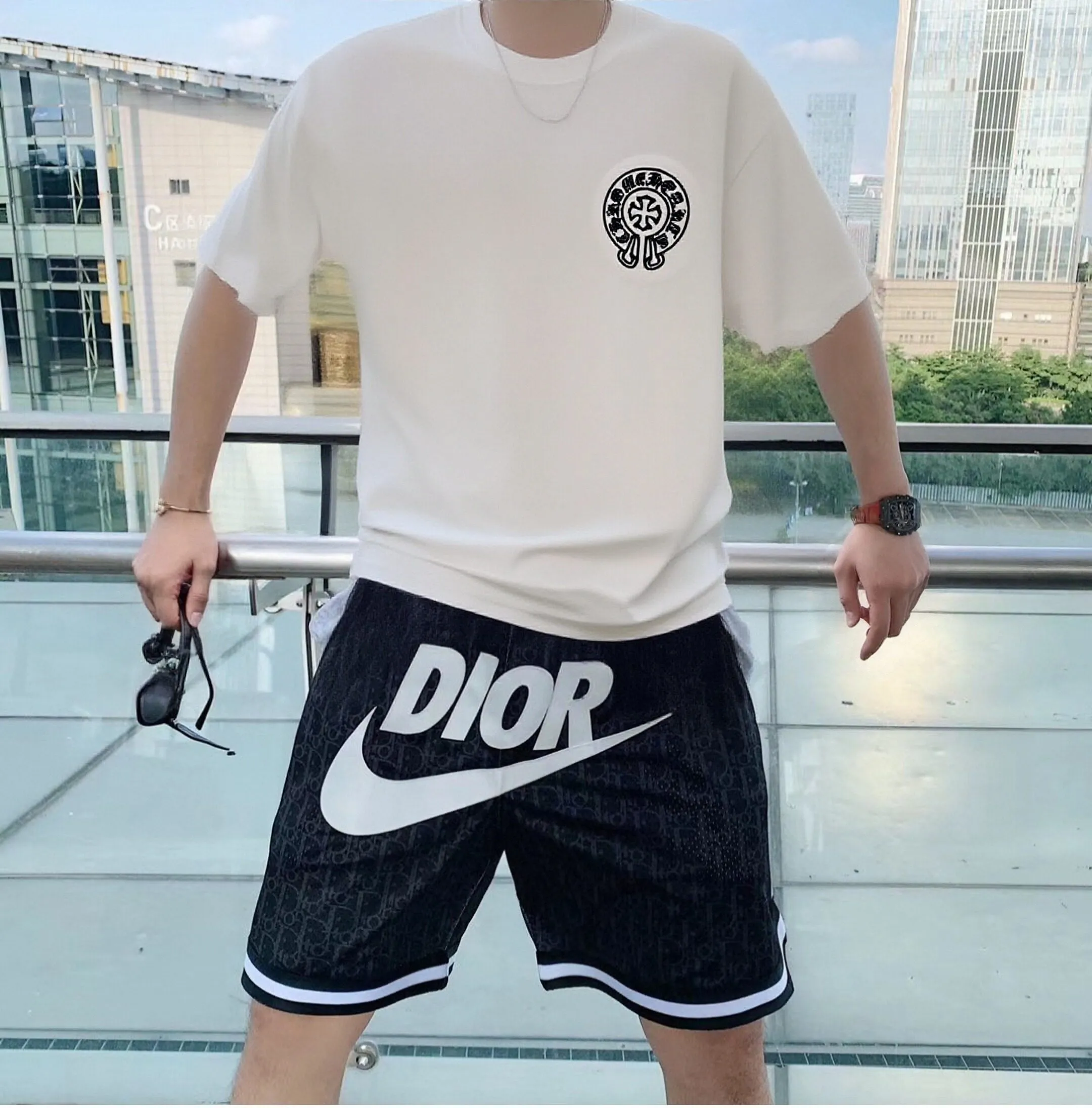 ✔